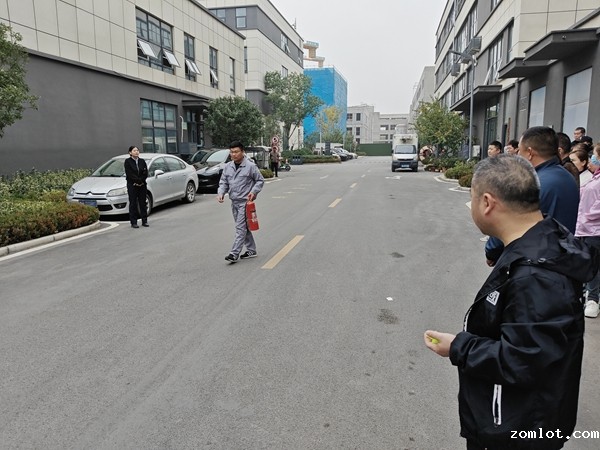 员工参加园区消防演习